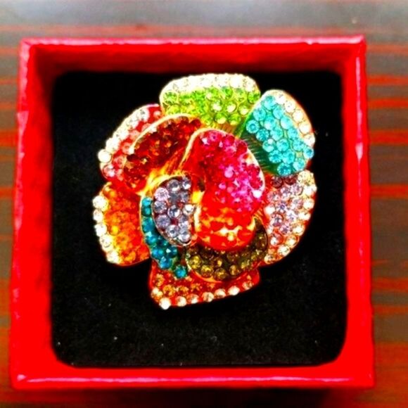 AUSTRIAN CRYSTALS IN THIS GORGEOUS RING!!! - Picture 1 of 8